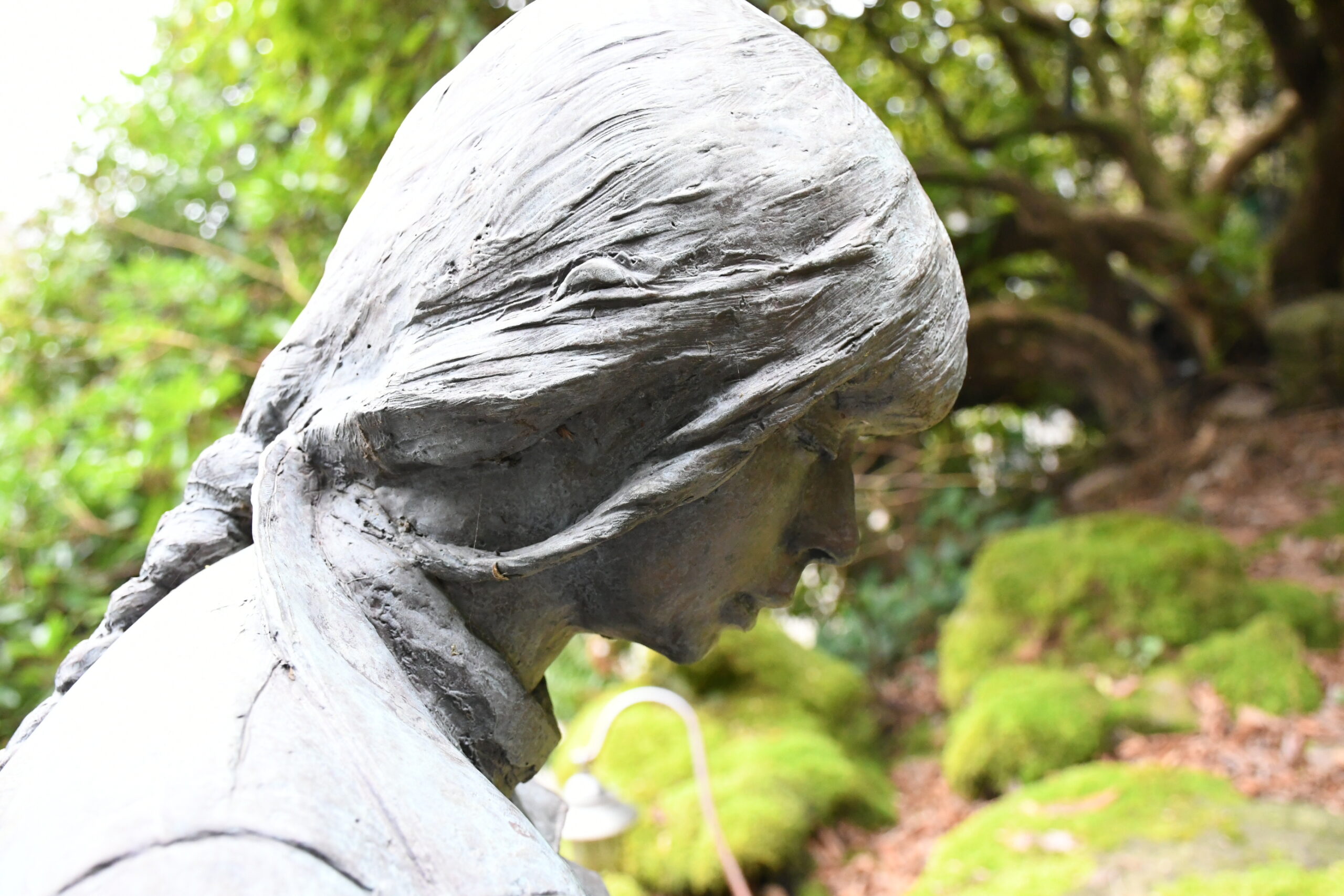 Bronze statue, The Reader. Profile